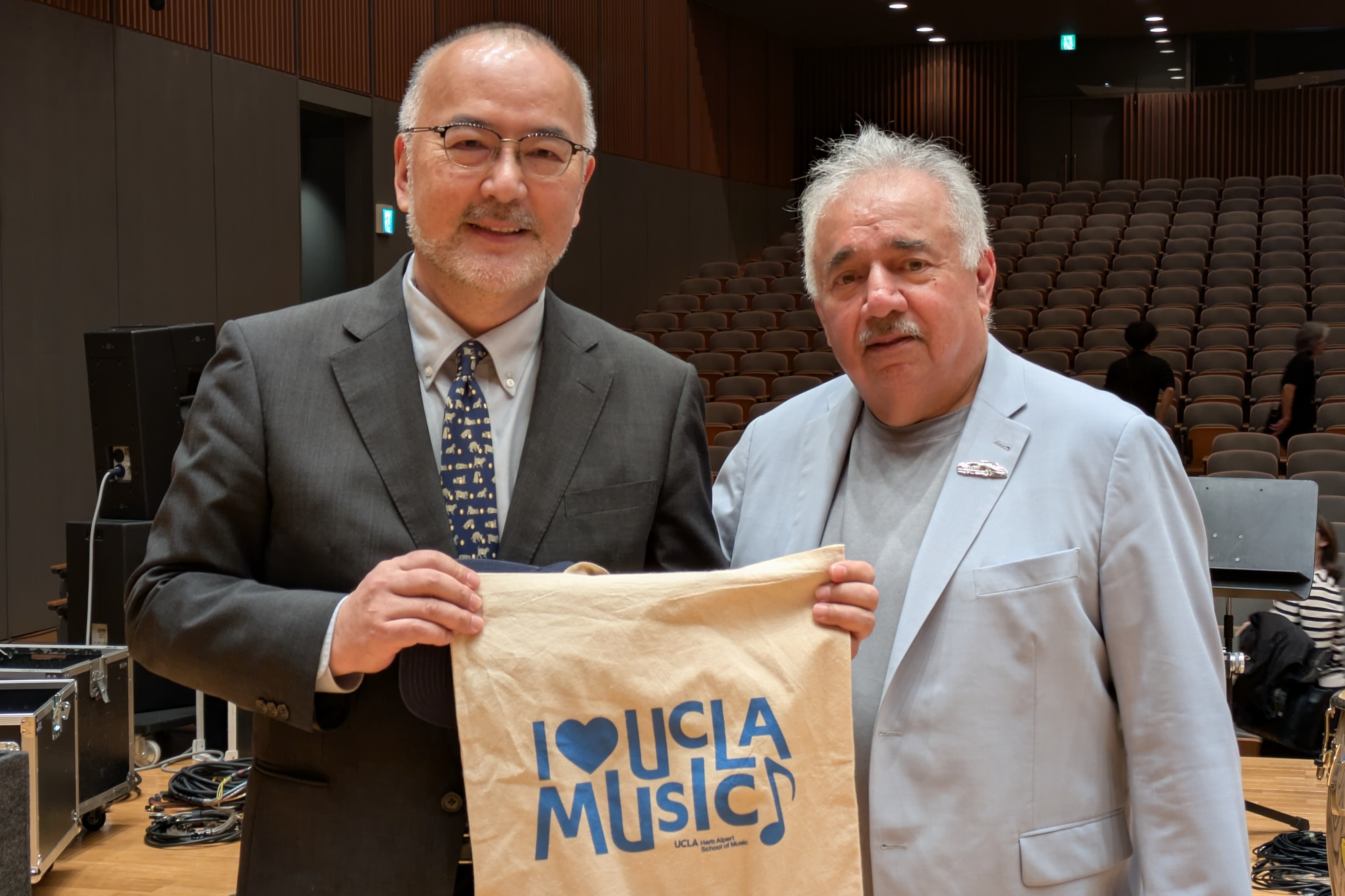 上野学長とロサ教授（UCLA）