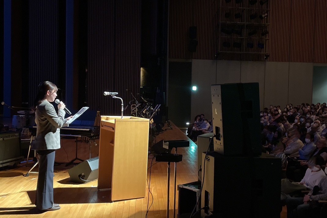 司会進行中の商学部生➀