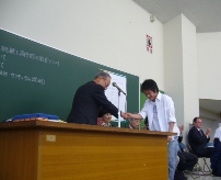 商学部新入生総合ガイダンスにて 学部長奨励賞 学部長特別賞 授与式が行われました 明治大学 商学部