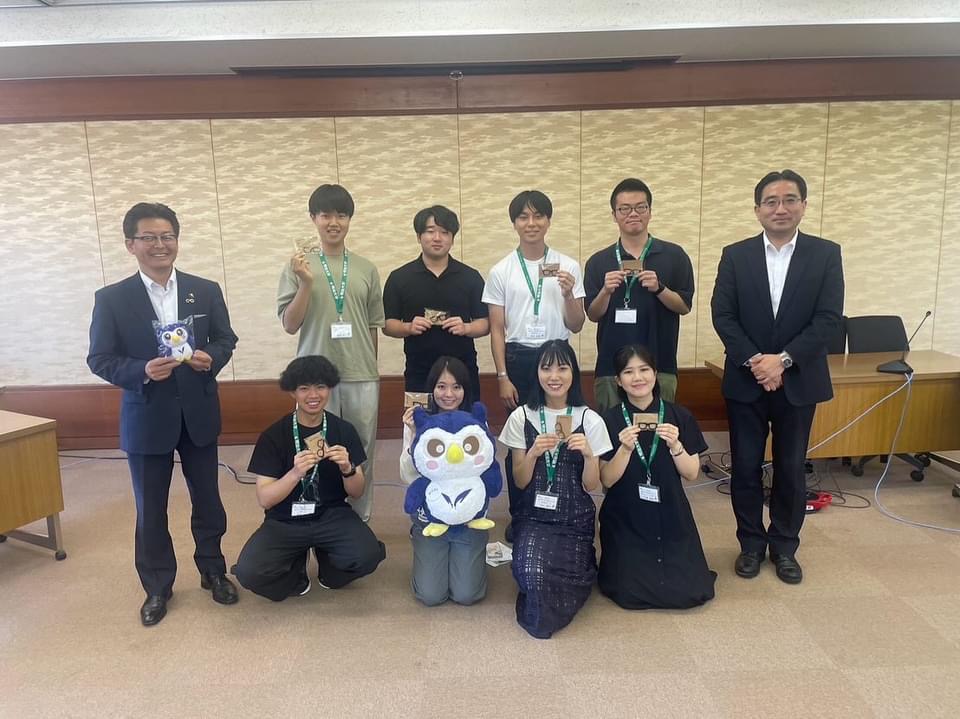 【鯖江市】市役所での報告会後に市長との記念撮影