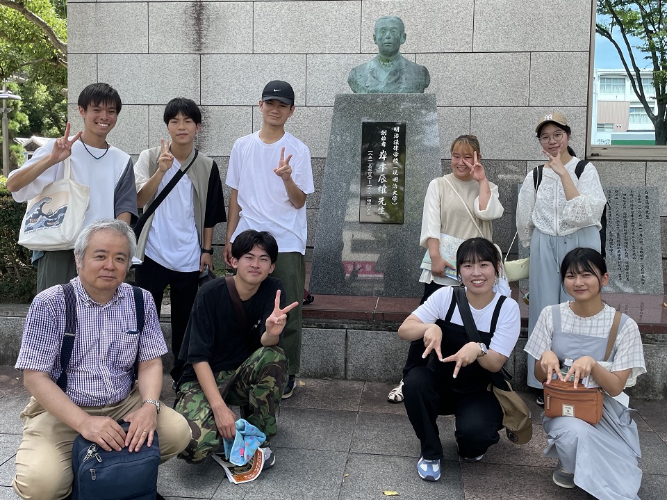【鳥取市】 創立者・岸本辰雄先生像前での記念撮影