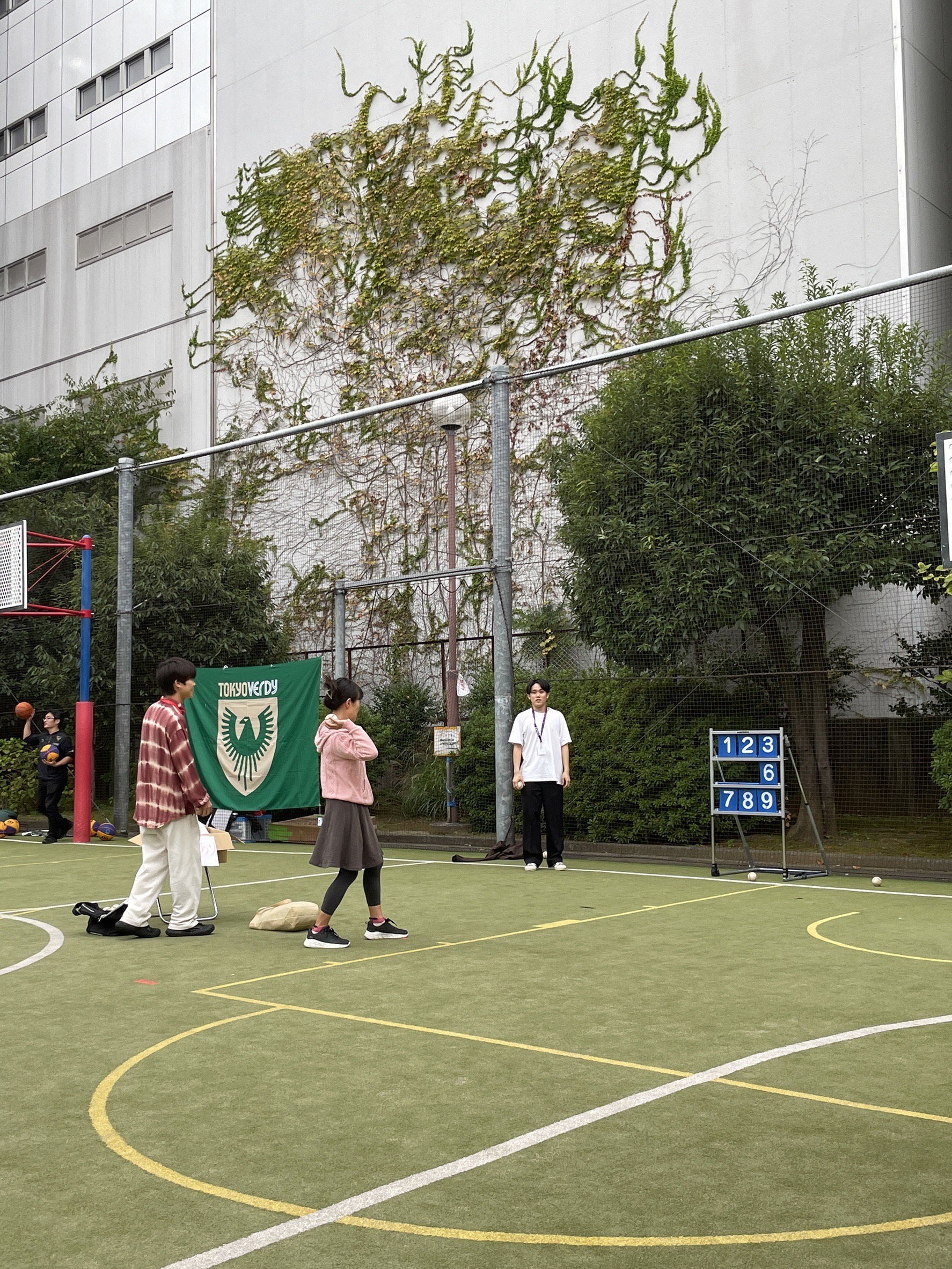 ストラックアウトを楽しむ来場者