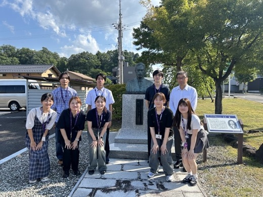 【鯖江市】創立者・矢代操先生像前での記念撮影