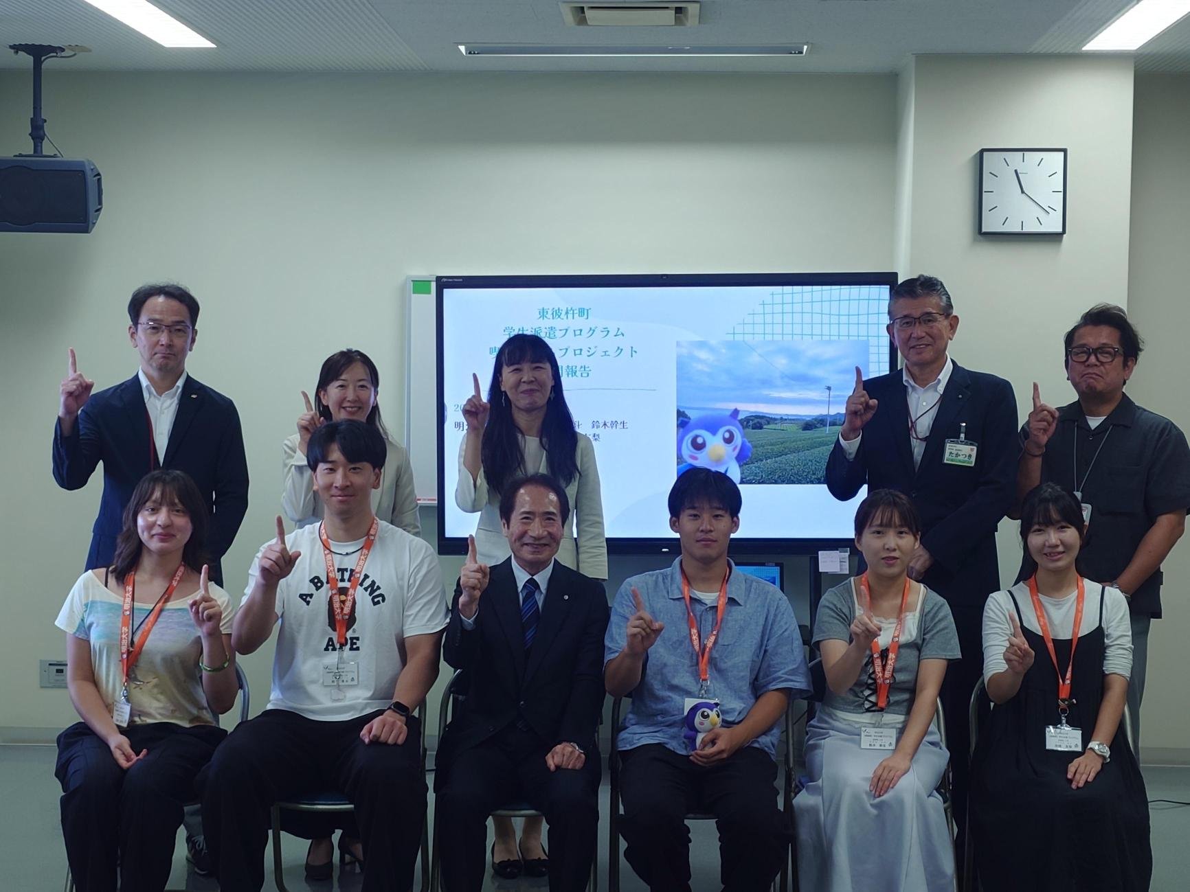 【長崎県】東彼杵町役場での中間報告会後に町長との記念撮影