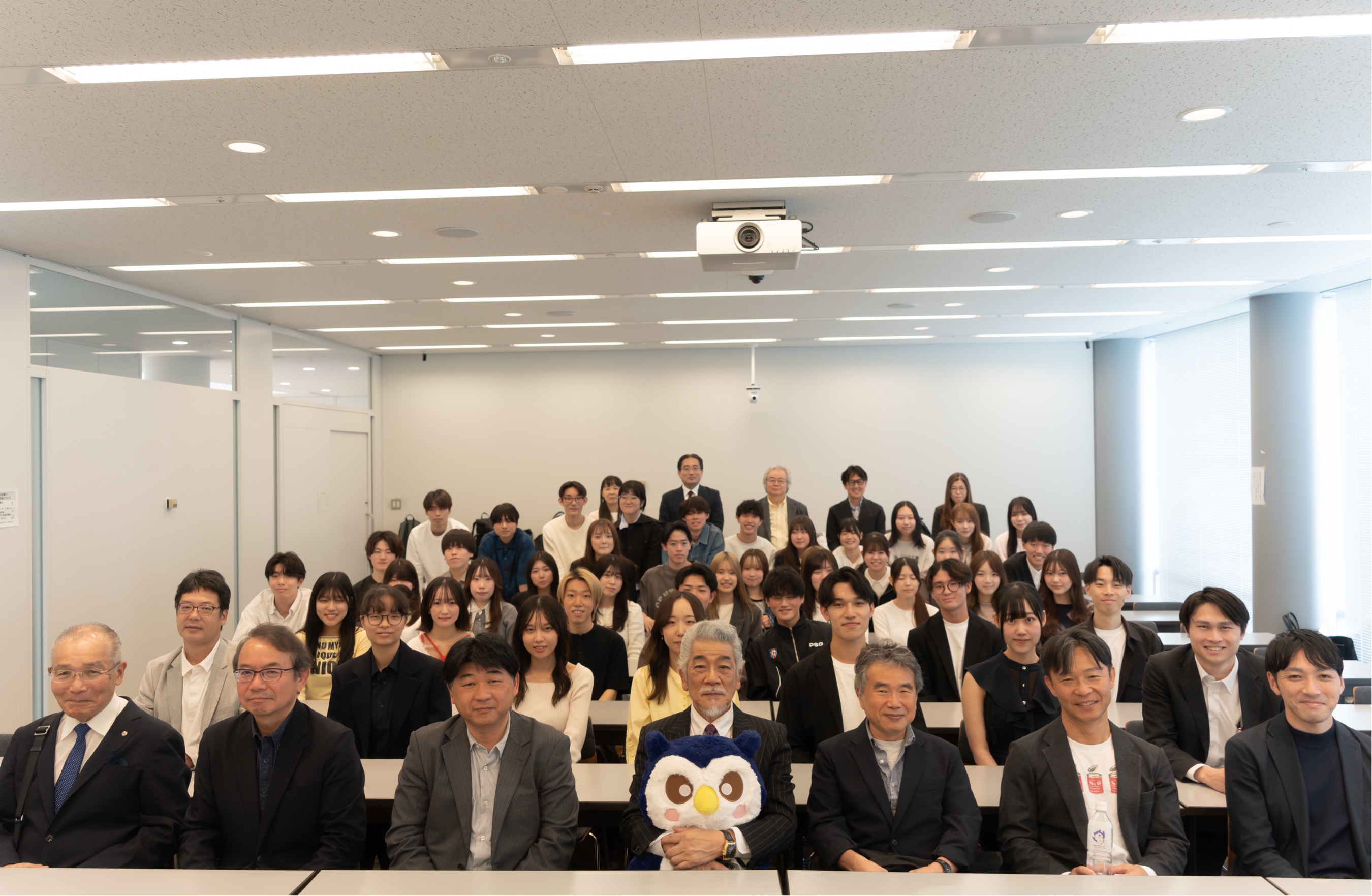 キックオフミーティングに参加した関係者ら（前列左から4人目が宇崎氏）