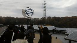 太陽光発電、風力発電の説明を受ける
