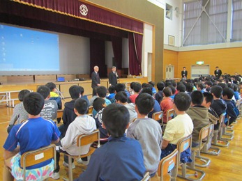 天童中部小学校の体育館にて