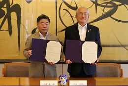 協定締結書にサインした土屋学長と戸田市長