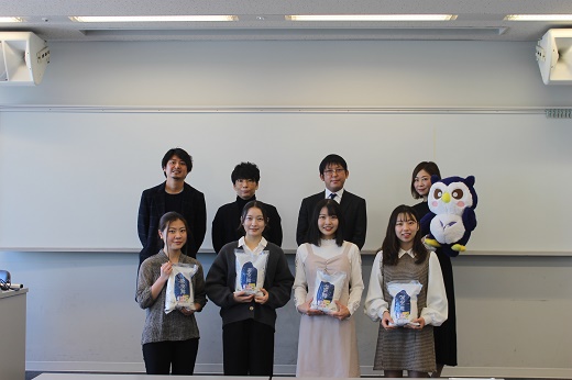 鳥取の魅力発信に挑戦する学生ライターにエールを込めた県産品贈呈が行われました