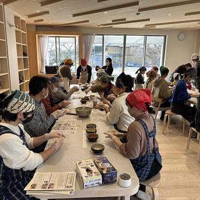 「ならはまち学園祭」でのパンづくりの様子