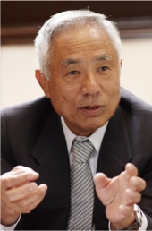 石飛幸三　写真：大木啓至