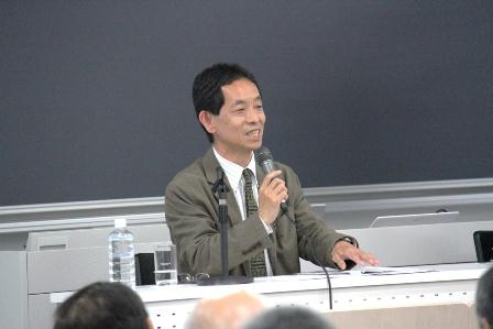 学生による街づくりを紹介した横田教授
