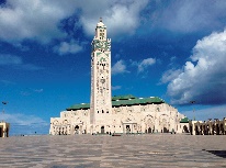 ハサン二世のモスク（モロッコ・カサブランカ）。イスラム寺院の象徴であるミナレット（尖塔）の高さは200メートルと言われる。イスラーム文化はまた、美しい建造物を生む。