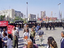 カイロにて、市民によるデモの一幕。道路には警官が立ちはだかる。