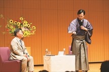 土屋学長（左）との対談で熱っぽく語った玉三郎さん