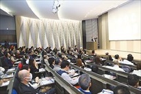 学生や会社員など多くの人で会場は埋め尽くされた