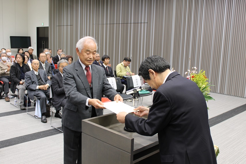 アカデミー長から称号を授与