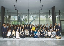 半年間の出会いと学びに笑顔！の修了生ら