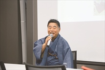 大岡氏の魅力を語る土屋学長