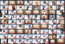 修了証を手に笑顔の受講生ら