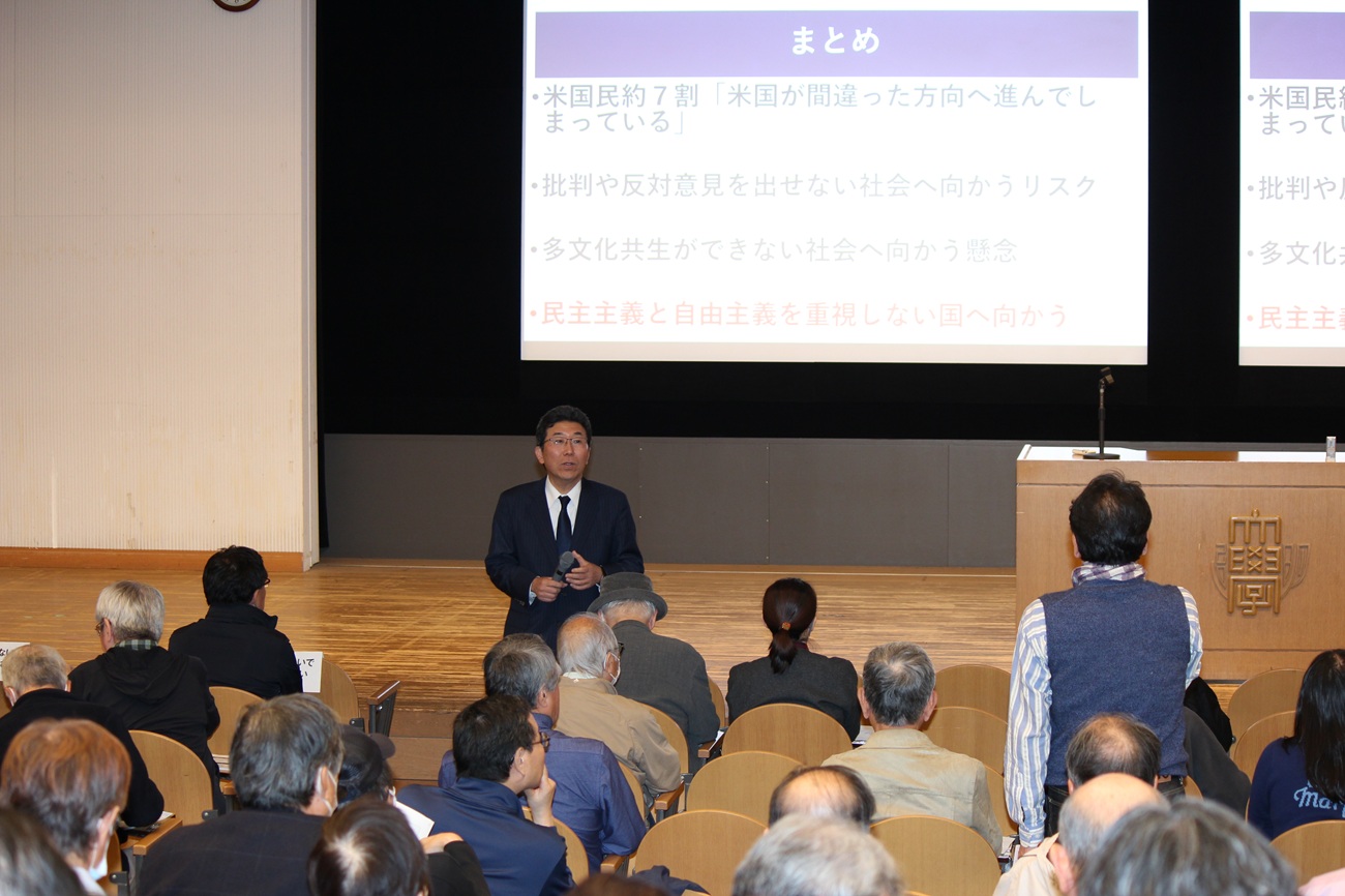 社会科学研究所講演の様子