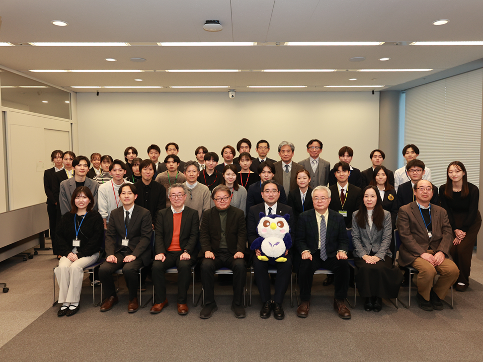 報告会を終えた教員・学生・協力団体