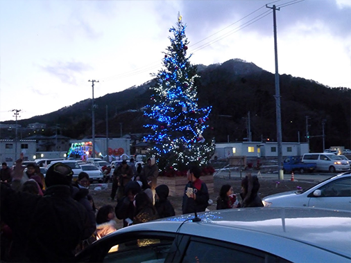 明治大学より送られたクリスマスツリー点灯式の様子（2011年）
