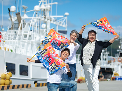 「歓迎プロデュース」の小野寺さん、斉藤さんと。（漁船の航海の安全と大漁を祈願する「出船おくり」は、気仙沼の観光行事になっています）