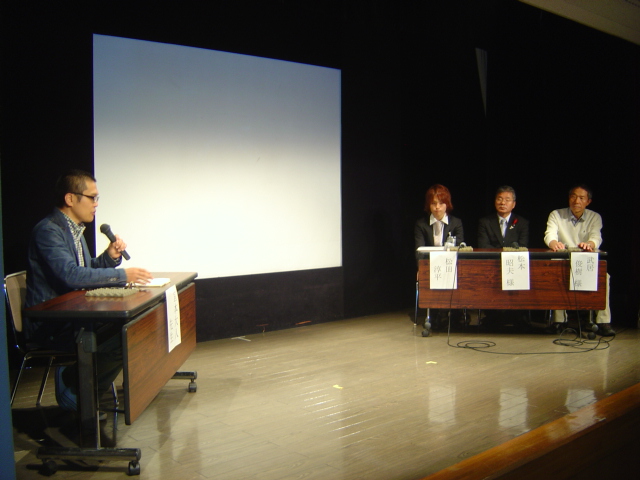 国際日本学部・宮本大人准教授（写真・左）の司会によるトークショー