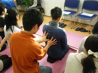 受講者の胸椎7番を探す平山ゼミ生
