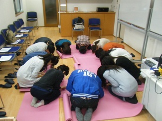 呼吸法（丹田呼吸）を訓練中