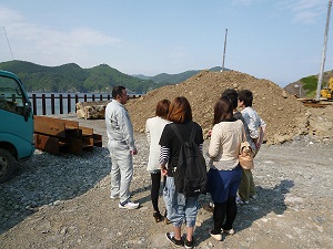 ご案内いただいた佐藤寧市議会議員（写真左）