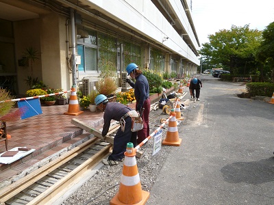 学校の周りも復旧中です