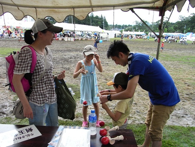 小さな子もけん玉にチャレンジ