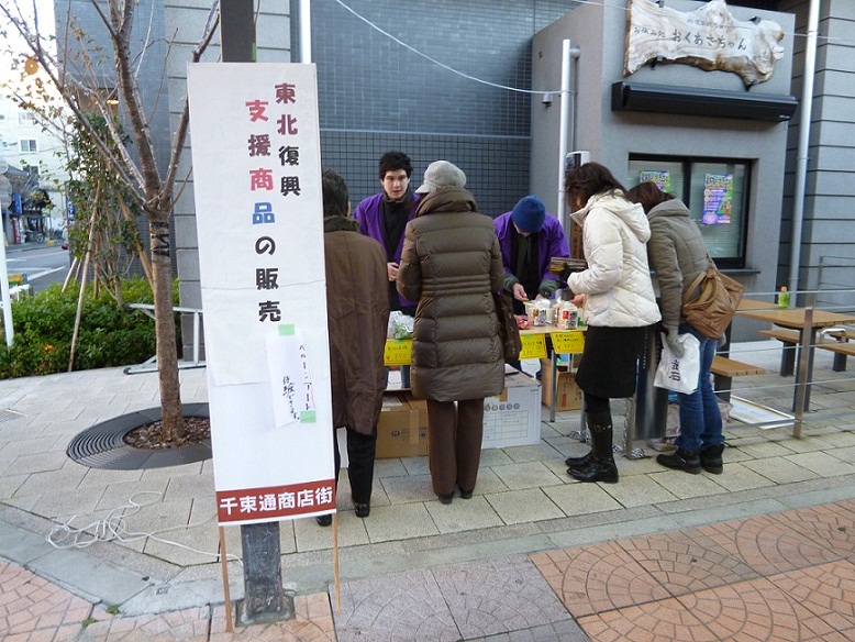 マルシェの品物を見てくださるたくさんのお客様