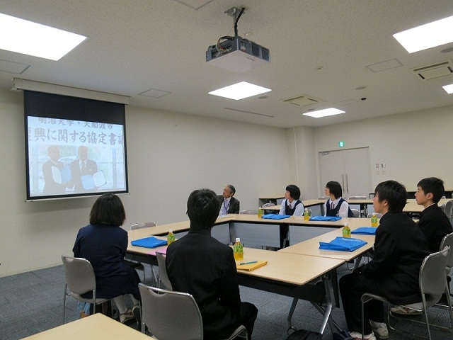 震災復興支援活動をまとめた映像を見る中学生