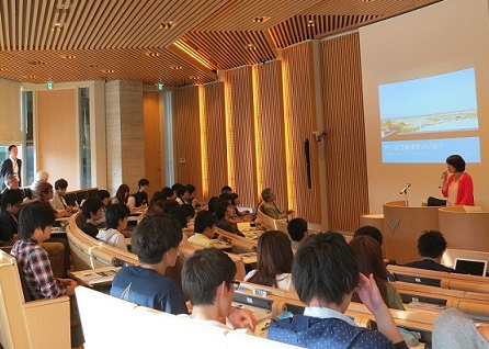 新地町に関する震災復興の歩みに興味深く耳を傾ける学生