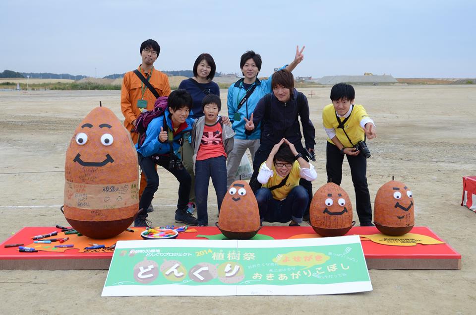 植樹祭に現地の方々と記念写真