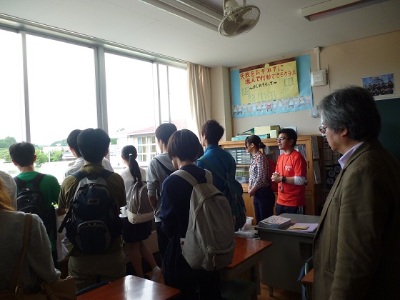 福田小学校を見学する学生