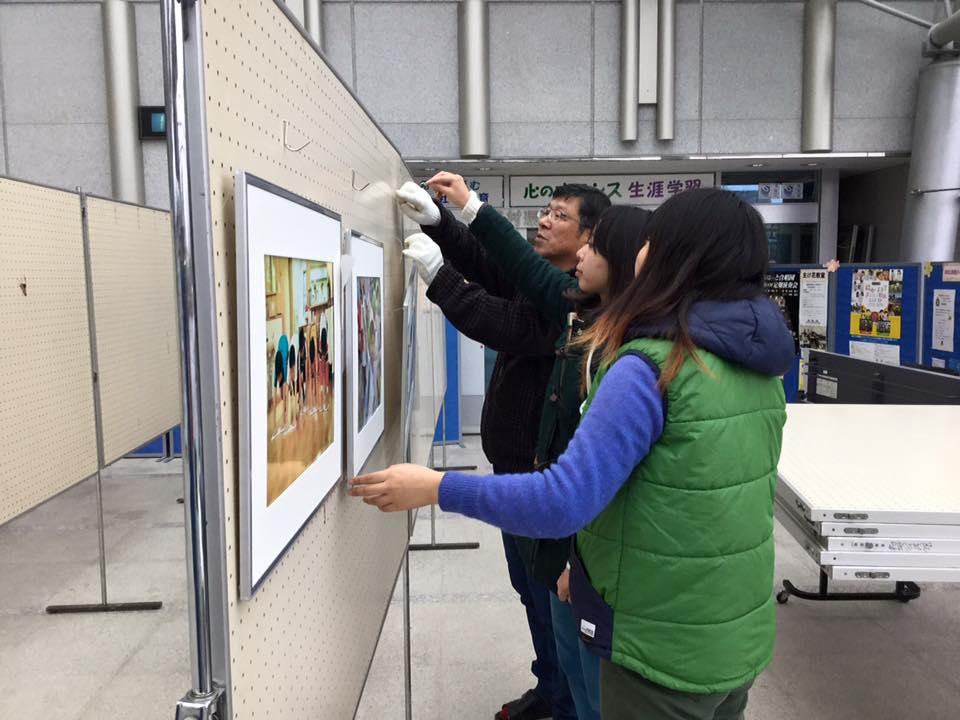 新地町農村環境改善センター／保健センター／図書館エントランスホールでの展示準備