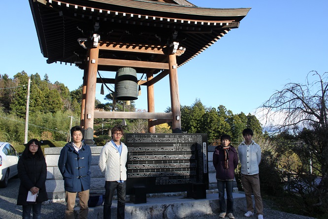 今回の取材に関わった学生（法輪寺鐘桜堂）