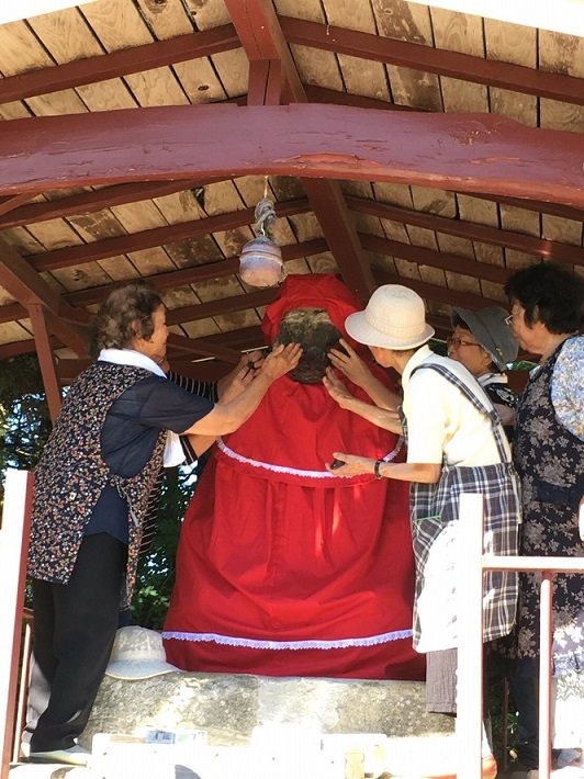 お地蔵さんの口元にあんこを塗る地元の方々