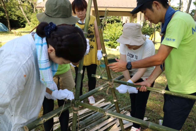 立ちかまどを作る保護者の方々