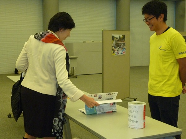 熊本地震に関する本を手にする来場者