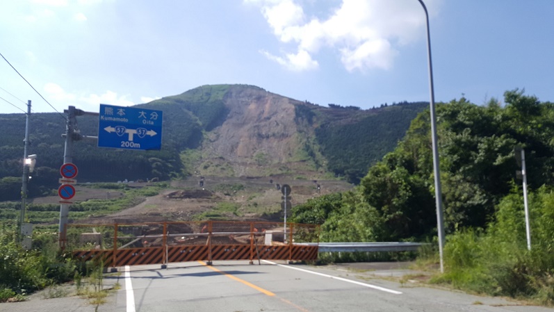 土砂崩れで通行止めの道