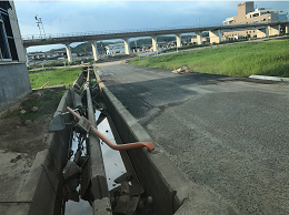 豪雨災害によって折れたカーブミラー