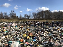 早朝、作業開始直後の集積所の様子