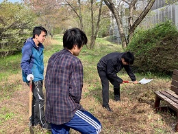 別班はサークルが管理する公園の整備を行いました