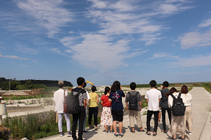 視察の様子。震災前には家が建っていたそうです。