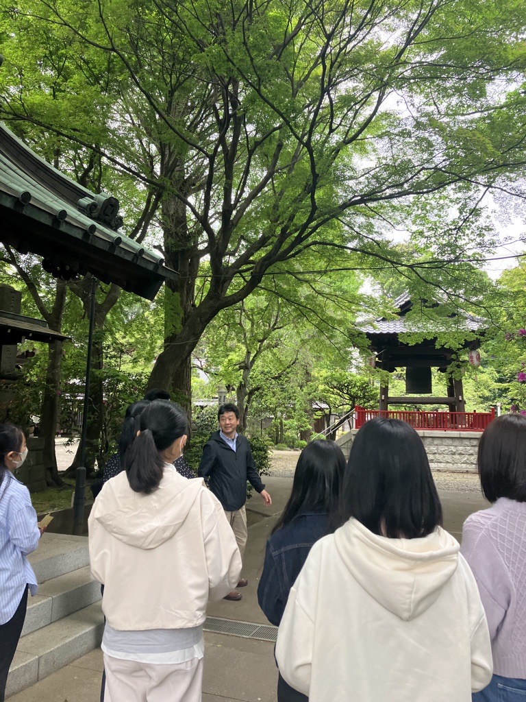 寺や植物の説明を行う多田先生